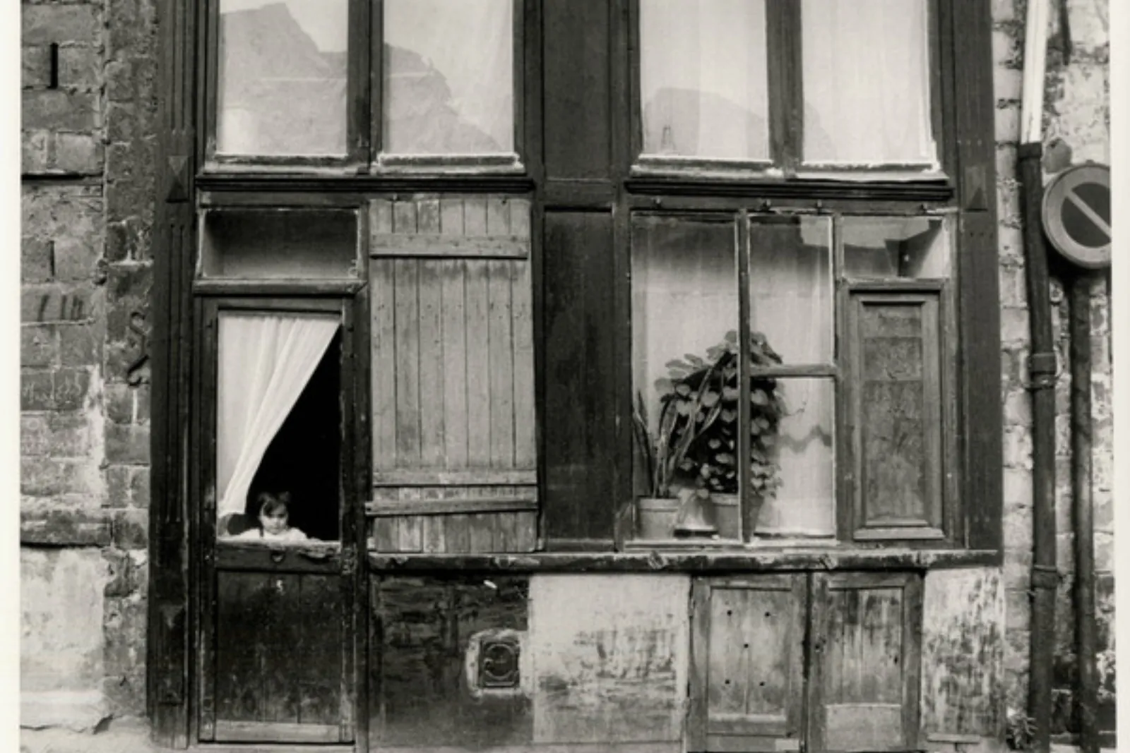 Photographie ancienne en noir et blanc : la devanture de bois d'un commerce lillois d'autrefois.