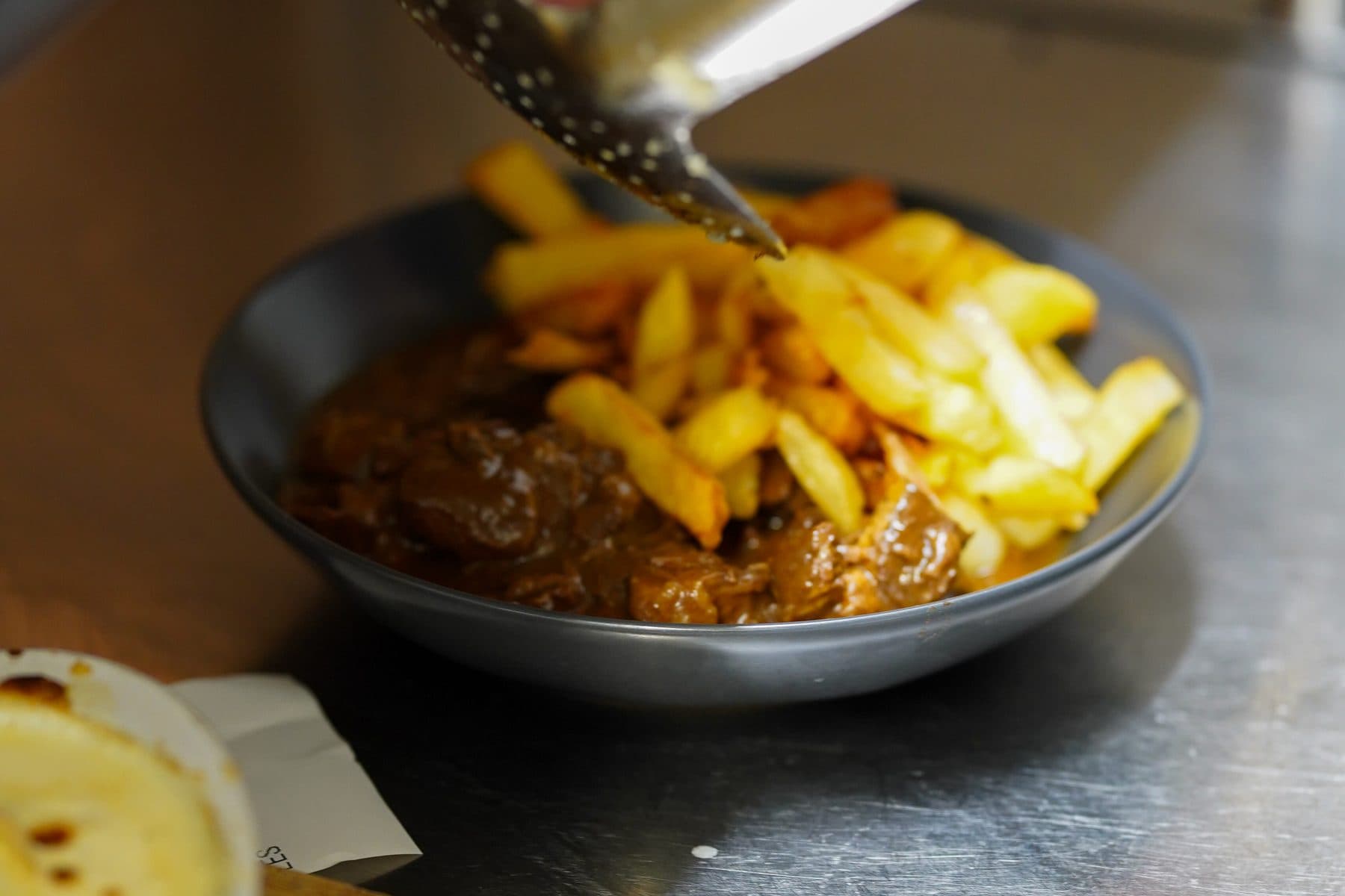 Eine Carbonade mit Pommes frites, serviert an der Theke von Chez la Vieille
