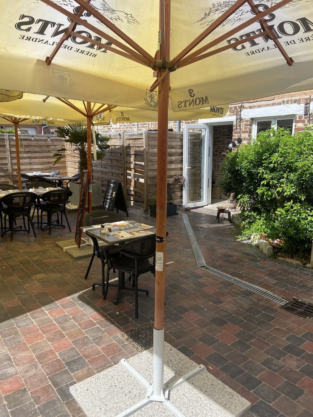 El patio-terraza del Hazewinde bajo las sombrillas de la cervecería vecina
