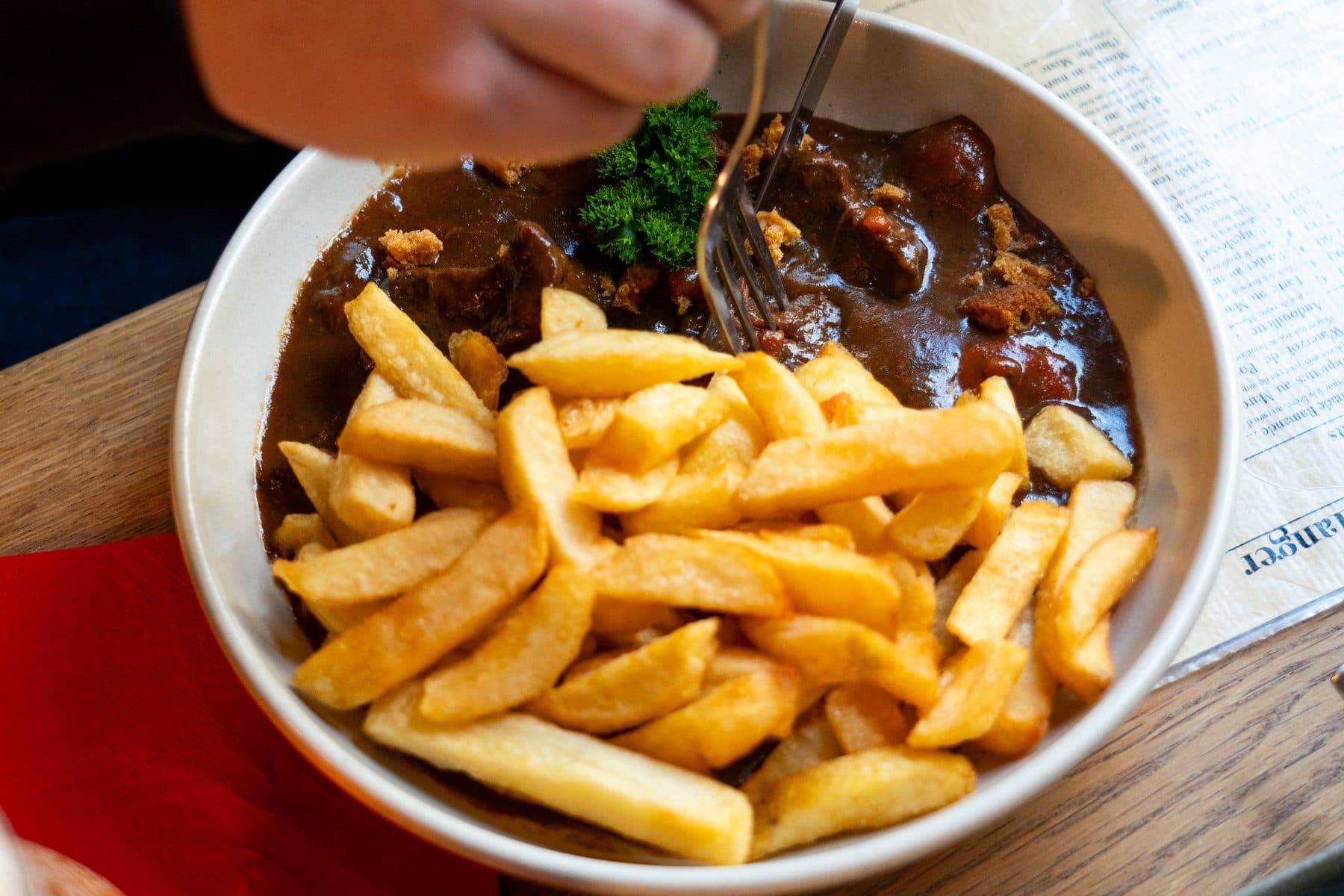 Une carbonade flamande servie en cocotte avec des frites